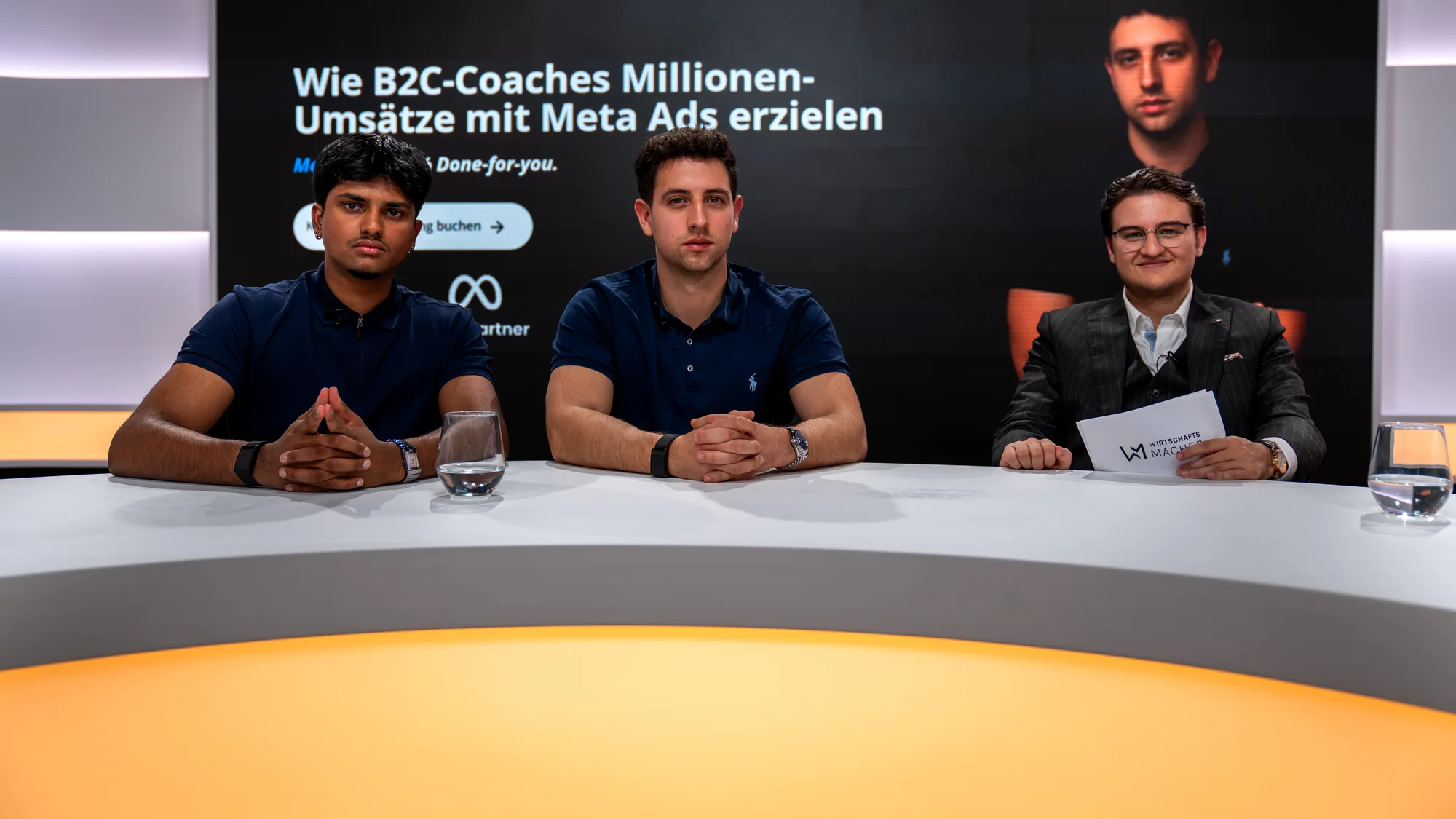 Yuval Honen und Jeebigan Jeevan im TV-Studio bei einem Interview über Meta Ads für B2C-Coaches